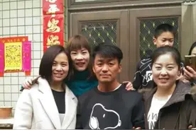 同是农村娃，王宝强给妈妈盖别墅，郭晓东却让母亲做手工住旧房图片