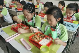 郑州市管城区外国语小学：配餐进校园，光盘我先行图片
