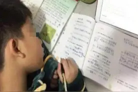 “妈妈我好累，作业不做可以吗？”儿子在书桌上趴下，再也没醒来图片