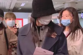 网友偶遇主持人周涛，将十几块布袋背出高级感，52岁仍有少女感图片