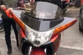 自带空调的摩托车，车牌“55555”，车主：可以换辆宝马5系图片