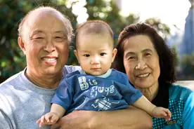 隔代带出来的孩子差？爷爷奶奶若这样带娃，父母就偷着乐吧图片