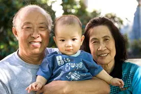 隔代带出来的孩子差？爷爷奶奶若这样带娃，父母就偷着乐吧图片