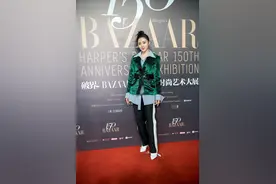 张天爱墨绿色外套显霸气，阔腿裤搭配刚刚好图片