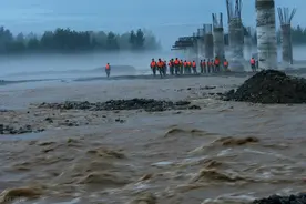 河南暴雨捐款百万反被骂，邓超孙俪为何总惹众怒？背后隐情终浮现图片
