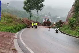 西昌与昭觉县交界路段发生小面积塌方阻断交通，多部门联合全力抢险保畅通！图片