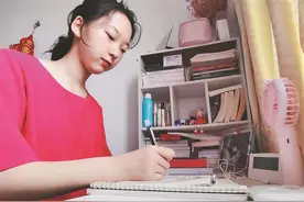 黑龙江双鸭山女孩李想：每天第一个到教室，租住车库内努力学习图片