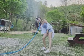 小野马泫雅爆照！穿吊带连体裤大秀美背，却被男友腹肌抢镜图片