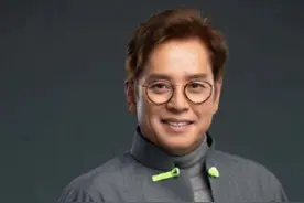 网传71岁谭咏麟睡粉，女方只有23岁，背影曝光，网友：图什么？图片