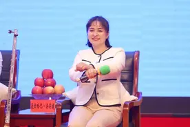 “扭脖子”比拼，网友：眼睛学会了，脖子没会图片
