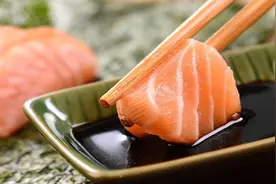 为什么日本人常吃生鱼片，却很少有人得寄生虫病？视频封面