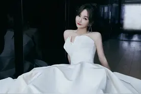 MISS盛装出席活动，白色礼服彰显女神范！网友忍不住口水直流图片