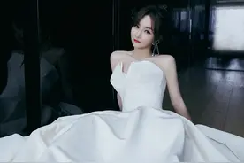 MISS盛装出席活动，白色礼服彰显女神范！网友忍不住口水直流图片