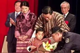 不丹王后戴黄金发箍当王冠，带3岁小王子亮相，冰山美人罕见微笑图片