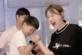 叶一茜掰手腕不敌儿子，森碟却一秒钟KO弟弟小亮仔，彰显惊人臂力图片