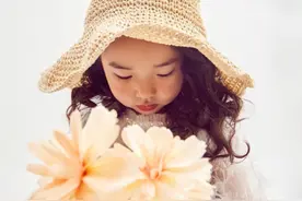 董璇女儿太让人稀罕了，一袭白色纱裙配草编帽，俏皮可爱似小公主图片