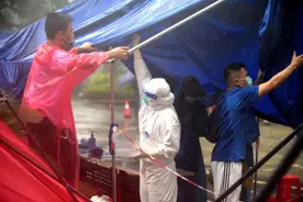 暴雨中，她“砰”地盖紧盒子护住核酸样本图片