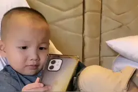 杜妈和朋友饭店吃饭唱歌兴致高，有人说许妈会不会输图片