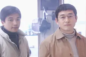年轻理发师是什么本事，竟一眼认出便衣警察，让人很意外视频封面