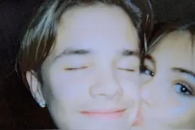 贝克汉姆17岁二儿子罗密欧公布恋情，晒女友合照超甜蜜图片