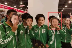 一群人漫展COS吴京，还混进去一位JOJO原作者，建议茄子也安排上图片