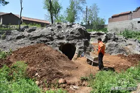 53岁男子古村发现山洞，连续3个月直播探秘，吸引数万人围观图片