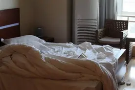情侣退房，保洁阿姨进门打扫时蒙了，保洁阿姨：忍不住哭了图片