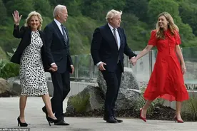 英美第一夫人海滩光脚，1岁小约翰逊加入，乱蓬蓬金发跟吉尔很配图片