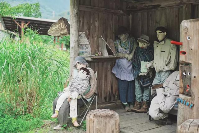 日本有个恐怖村庄，奶奶按照逝者原型做了300个人形，日夜陪自己