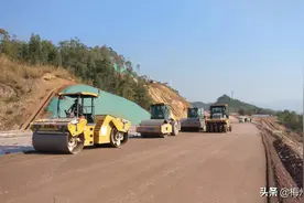 预计8月份通车！G206线平远绕城段进入路面摊铺施工阶段图片