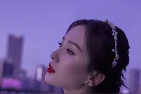 刘诗诗江边夜景大片，一袭淡雅水波白长裙，美人优雅翩翩悄然而至图片