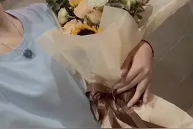 安徽一女子收到匿名花束发朋友圈，下一秒被跑腿小哥要回：搞错了图片