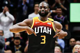 球鞋上脚集锦：爵士新老板化身男模，范乔丹演绎配色万花筒图片