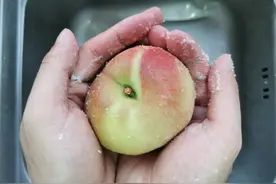 桃子吃了喉咙痒？别着急，教你一招，先把毛洗干净了，再放心吃图片