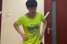 孙颖莎隔离期间举整箱水练体能 门把手也利用上了图片