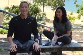 郑伊健夫妇首次直播，蒙嘉慧没生娃肚子却长两圈赘肉，素颜太真实图片