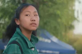 白鹿原14岁女孩 每天滑滑板1小时去上学图片