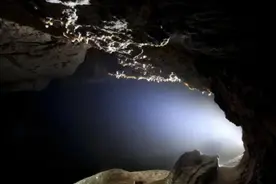 农民上山打猎，意外发现山洞，里面竟然藏着一箱箱的“宝物”图片
