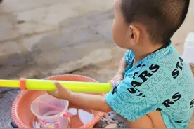 儿子刚出生两个月，一天拉六次，伤了肠胃，后悔不已图片