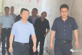 离石：陈龙、雒保廷在货源街片区调研房屋征收拆迁工作图片