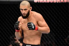 奇马耶夫太欠揍！李景亮采访频频插话，表情轻蔑太嚣张图片