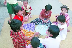 过新年，缅甸人一起搓饭团图片