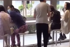 杨幂咖啡厅被搭讪，男生上前要联系方式遭婉拒图片