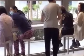 杨幂咖啡厅被搭讪，男生上前要联系方式遭婉拒图片