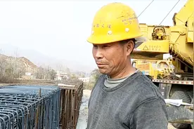 农民工人在工地工作环境都是啥样的，每天工作十个小时150元多吗视频封面