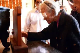 79年前，丈夫抗日上战场，妻子哭瞎一只眼，再见却在忠烈祠图片