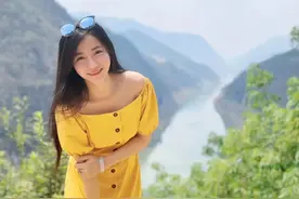 哈尼族美女带你走进普洱茶厂图片