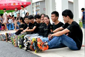 学生上了大学就不愿和家长联系了，是冷漠无情？其实可能更有隐情图片