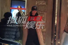 独家:吴京春节前会友吃韩餐!穿长款大衣显风度翩翩图片
