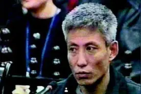 黑老大极其嚣张，连刘德华都当众被他抽嘴巴，老大：你玩我？图片